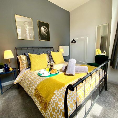 Trendy Stylish Apartment! - 5 Minute Walk To The Best Beach! - Great Location - Parking - Fast Wifi - Smart Tv - Newly Decorated - Sleeps Up To 6! Close To Bournemouth & Poole Town Centre & Sandbanks Экстерьер фото